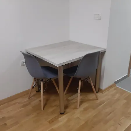 Small 1 Bedroom 1 Bathroom In The City Center *
